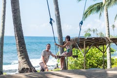 Sexy junge Frau, die auf dem Schwingen auf dem tropischen Strand, Paradiesinsel Bali, Indonesien sitzt Sonniger Tag, glückliche F Stockfotos Sexy junge Frau, die auf dem Schwingen auf dem tropischen Strand, Paradiesinsel Bali, Indonesien sitzt Sonniger Tag, glückliche F Stockfotos