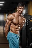 Sexy spiermens in gymnastiek, gevormde buik Sterke mannelijke naakte torsoabs, het uitwerken royalty-vrije stock foto's Sexy spiermens in gymnastiek, gevormde buik Sterke mannelijke naakte torsoabs, het uitwerken royalty-vrije stock foto's