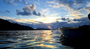 Seychellen-Fischerboot im schönen Sonnenuntergang lizenzfreie stockbilder Seychellen-Fischerboot im schönen Sonnenuntergang lizenzfreie stockbilder