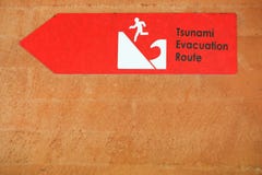Señal de peligro roja del tsunami en la pared Muestra del peligro imagenes de archivo Señal de peligro roja del tsunami en la pared Muestra del peligro imagenes de archivo