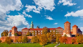 Señal famosa del castillo de Wawel en Kraków Polonia imagen de archivo libre de regalías Señal famosa del castillo de Wawel en Kraków Polonia imagen de archivo libre de regalías