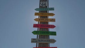 Señales de dirección a las ciudades famosas en Route 66 almacen de metraje de vídeo Señales de dirección a las ciudades famosas en Route 66 almacen de metraje de vídeo