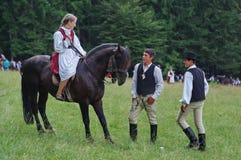 Señora joven a caballo y muchachos jovenes Señora joven a caballo y muchachos jovenes