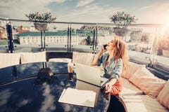 Señora joven hermosa que disfruta de la conversación telefónica en el café al aire libre imagen de archivo libre de regalías Señora joven hermosa que disfruta de la conversación telefónica en el café al aire libre imagen de archivo libre de regalías