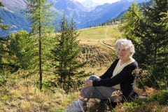 Señora mayor que disfruta de vacaciones en las montañas fotografía de archivo Señora mayor que disfruta de vacaciones en las montañas fotografía de archivo