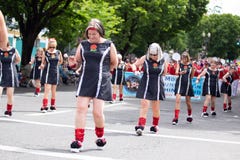 Señoras mayores que bailan en una calle imagenes de archivo Señoras mayores que bailan en una calle imagenes de archivo