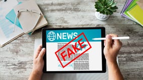 Sfałszowanego wiadomości manipulacji TV Medialnego dezinformacja technologii Gazetowy Biznesowy Internetowy pojęcie obraz royalty free Sfałszowanego wiadomości manipulacji TV Medialnego dezinformacja technologii Gazetowy Biznesowy Internetowy pojęcie obraz royalty free