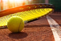 Sfera di tennis su una corte di tennis fotografia stock Sfera di tennis su una corte di tennis fotografia stock