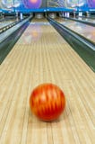 Sfuocatura della palla da bowling fotografie stock libere da diritti Sfuocatura della palla da bowling fotografie stock libere da diritti