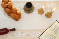 Shabbatbeeld challah brood, shabbat wijn en kaarsen op de lijst Hoogste mening stock fotografie Shabbatbeeld challah brood, shabbat wijn en kaarsen op de lijst Hoogste mening stock fotografie