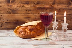 Shabbatconcept met wijnglas en challah brood op houten lijst Royalty-vrije Stock Afbeeldingen Shabbatconcept met wijnglas en challah brood op houten lijst Royalty-vrije Stock Afbeeldingen