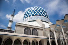 SHAH ALAM, MALESIA - 5 DICEMBRE 2018: Moschea di Sultan Salahuddin Abdul Aziz Shah anche conosciuta come la moschea blu durante i fotografia stock SHAH ALAM, MALESIA - 5 DICEMBRE 2018: Moschea di Sultan Salahuddin Abdul Aziz Shah anche conosciuta come la moschea blu durante i fotografia stock