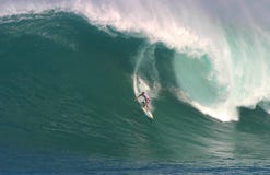 Shane Dorian, der am Waimea Schacht surft Shane Dorian, der am Waimea Schacht surft