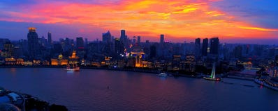 Shanghai bund på solnedgången royaltyfria foton Shanghai bund på solnedgången royaltyfria foton