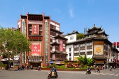 Shanghai, China - em maio de 2019: Construções históricas do estilo chinês na área do jardim de Yuyuan em Shanghai, China Shangha imagem de stock Shanghai, China - em maio de 2019: Construções históricas do estilo chinês na área do jardim de Yuyuan em Shanghai, China Shangha imagem de stock