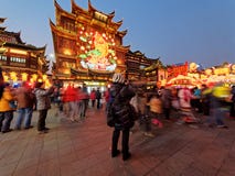 Shanghai, Cina - febbraio 2, 2016: Festival di lanterna durante il nuovo anno cinese (anno della scimmia) Immagini Stock Libere da Diritti Shanghai, Cina - febbraio 2, 2016: Festival di lanterna durante il nuovo anno cinese (anno della scimmia) Immagini Stock Libere da Diritti