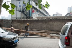 SHANGHAI, CINA - giugno 2018: Muratore cinese che pulisce sudore con il braccio, persona isolata fotografia stock libera da diritti SHANGHAI, CINA - giugno 2018: Muratore cinese che pulisce sudore con il braccio, persona isolata fotografia stock libera da diritti