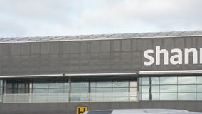 Shannon International Airport, Provincie Clare, Ierland - CIRCA 2016 - de Seconde van Ierland - grootste Internationale Luchthave stock footage Shannon International Airport, Provincie Clare, Ierland - CIRCA 2016 - de Seconde van Ierland - grootste Internationale Luchthave stock footage