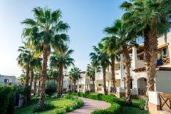 Sharm el-Sheikh, Egypte, 02/25/2019 Het binnenland van het hotel, twee-verhaal huizen onder de palmen royalty-vrije stock fotografie Sharm el-Sheikh, Egypte, 02/25/2019 Het binnenland van het hotel, twee-verhaal huizen onder de palmen royalty-vrije stock fotografie