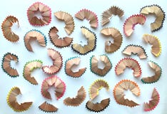 Shavings деревянных карандашей на белой предпосылке стоковые фотографии rf Shavings деревянных карандашей на белой предпосылке стоковые фотографии rf
