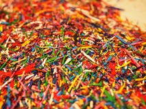 Shavings карандаша Красивые обломоки мульти-цвета от покрашенных карандашей o стоковые изображения rf Shavings карандаша Красивые обломоки мульти-цвета от покрашенных карандашей o стоковые изображения rf
