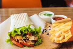 Shawarma и французский картофель фри стоковое фото Shawarma и французский картофель фри стоковое фото
