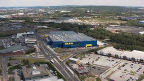 Sheffield, Reino Unido - 6 de junio de 2019: Cantidad aérea de la nueva tienda de Ikea en Sheffield almacen de video Sheffield, Reino Unido - 6 de junio de 2019: Cantidad aérea de la nueva tienda de Ikea en Sheffield almacen de video