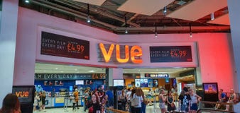 SHEFFIELD, UK - 29TH 2019 CZERWIEC: Klienci uszeregowywają kupować bilety dla Toy Story 4 od Vue w Meadowhall, Sheffield, UK fotografia stock SHEFFIELD, UK - 29TH 2019 CZERWIEC: Klienci uszeregowywają kupować bilety dla Toy Story 4 od Vue w Meadowhall, Sheffield, UK fotografia stock
