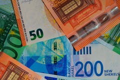 Shekel israelí del papel de billetes de banco, 50, 100 euros Primer, Top-vista, fondo del dinero coloreado fotografía de archivo libre de regalías Shekel israelí del papel de billetes de banco, 50, 100 euros Primer, Top-vista, fondo del dinero coloreado fotografía de archivo libre de regalías