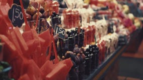 Shelfs em um mercado com frutos exóticos frescos, opinião do close-up video estoque Shelfs em um mercado com frutos exóticos frescos, opinião do close-up video estoque