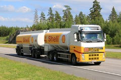 Shell Fuel Truck på sommarmotorväg arkivfoton Shell Fuel Truck på sommarmotorväg arkivfoton