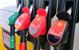 Shell που ανεφοδιάζει σε καύσιμα την κινηματογράφηση σε πρώτο πλάνο πυροβόλων όπλων στοκ φωτογραφίες Shell που ανεφοδιάζει σε καύσιμα την κινηματογράφηση σε πρώτο πλάνο πυροβόλων όπλων στοκ φωτογραφίες