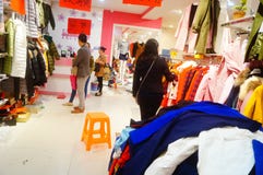 Shenzhen, China: de kledende opslag voorzien kleding, vrouwen koopt Royalty-vrije Stock Foto's Shenzhen, China: de kledende opslag voorzien kleding, vrouwen koopt Royalty-vrije Stock Foto's