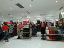 Shenzhen, China: De mensen kopen de winterkleren in Uniqlo in koud weer stock afbeelding Shenzhen, China: De mensen kopen de winterkleren in Uniqlo in koud weer stock afbeelding
