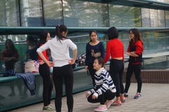 Shenzhen, Chine : Danse de pratique de jeune fille photo libre de droits Shenzhen, Chine : Danse de pratique de jeune fille photo libre de droits