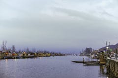` Shikara ` звонка шлюпки используемое местными людьми для того чтобы путешествовать крест озеро Dal стоковая фотография rf ` Shikara ` звонка шлюпки используемое местными людьми для того чтобы путешествовать крест озеро Dal стоковая фотография rf