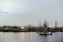 ` Shikara ` звонка шлюпки используемое местными людьми для того чтобы путешествовать крест озеро Dal стоковое изображение rf ` Shikara ` звонка шлюпки используемое местными людьми для того чтобы путешествовать крест озеро Dal стоковое изображение rf
