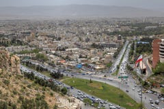Shiraz Iran, allmän sikt från ovannämnt till staden för solnedgång arkivfoton Shiraz Iran, allmän sikt från ovannämnt till staden för solnedgång arkivfoton