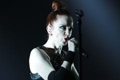 Shirley Manson från AVSKRÄDE utför på etapp på November 13, 2012 i Minsk, Vitryssland fotografering för bildbyråer Shirley Manson från AVSKRÄDE utför på etapp på November 13, 2012 i Minsk, Vitryssland fotografering för bildbyråer