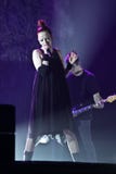 Shirley Manson från AVSKRÄDE utför på etapp på November 13, 2012 i Minsk, Vitryssland royaltyfria bilder Shirley Manson från AVSKRÄDE utför på etapp på November 13, 2012 i Minsk, Vitryssland royaltyfria bilder