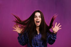 Shocked удивил женщину кричащую ободрения стоковые фотографии rf Shocked удивил женщину кричащую ободрения стоковые фотографии rf