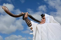 Shofar juif de coup d'homme photo libre de droits Shofar juif de coup d'homme photo libre de droits