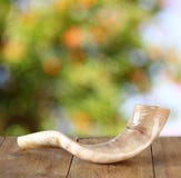Shofar (róg) na drewnianym stole rosh hashanah pojęcie (żydowski wakacje) tradycyjny wakacyjny symbol Zdjęcia Royalty Free Shofar (róg) na drewnianym stole rosh hashanah pojęcie (żydowski wakacje) tradycyjny wakacyjny symbol Zdjęcia Royalty Free