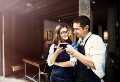 Shop-Konzept Barista Partner Working Coffee lizenzfreies stockbild Shop-Konzept Barista Partner Working Coffee lizenzfreies stockbild