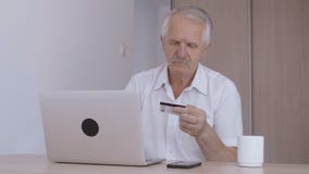 Shoping en ligne d'homme supérieur à la maison sur l'ordinateur portable, numéro de carte de dactylographie de crédit banque de vidéos Shoping en ligne d'homme supérieur à la maison sur l'ordinateur portable, numéro de carte de dactylographie de crédit banque de vidéos