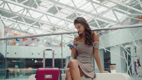 Shoppingkvinna som ler med påsar som talar på telefonen i galleria Härlig flicka med smartphonen i köpcentrumbagage lager videofilmer Shoppingkvinna som ler med påsar som talar på telefonen i galleria Härlig flicka med smartphonen i köpcentrumbagage lager videofilmer