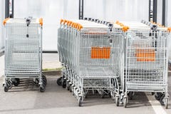 Shoppingspårvagnar nära den mega gallerian arkivfoto Shoppingspårvagnar nära den mega gallerian arkivfoto