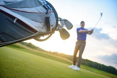 Shoting Ball des Golfspielers vom Kurs stockbild Shoting Ball des Golfspielers vom Kurs stockbild