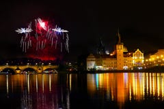 Show Feuerwerks-Prag-nächtlichen Himmels stockfotos Show Feuerwerks-Prag-nächtlichen Himmels stockfotos