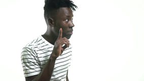 Shows des schwarzen Mannes, zum ruhig zu sein stock video Shows des schwarzen Mannes, zum ruhig zu sein stock video